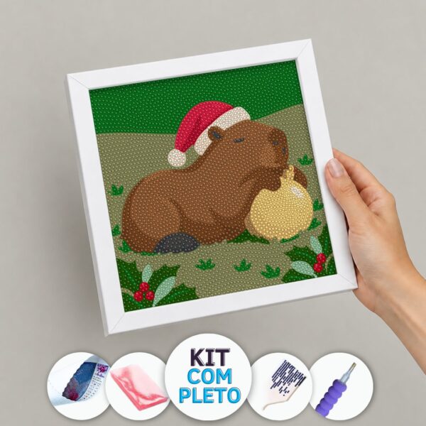 capivara-soneca-festiva-capa-20261022174922 20x20cm - Capivara Soneca Natalina - Kit Pintura com Cristais