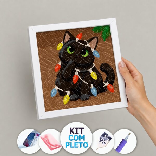 gato-preto-bagunceiro-capa-20261021154717 20x20cm - Gato Preto Bagunceiro - Kit Pintura com Cristais